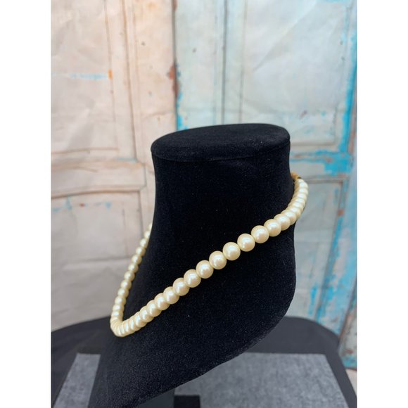 Creamy Yellow/White Faux Pearl Necklace - Picture 4 of 5